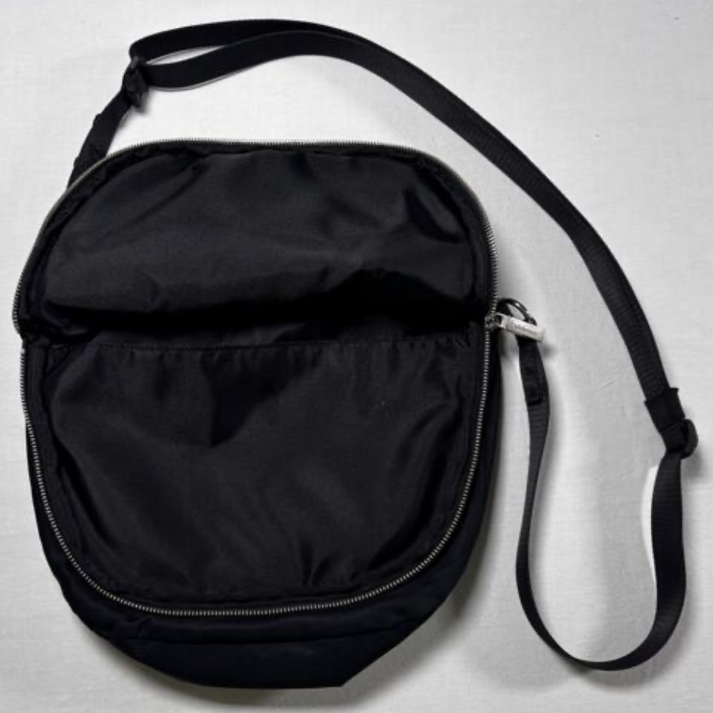 lululemon Everywhere Crossbody Bag Black Silver Metal Hardware Water Repellent - Picture 10 of 15